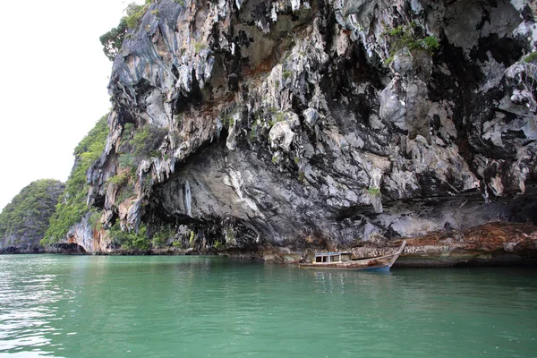 Landschaften und Kalkstein im Phang Nga Nationalpark in Thailand — Stockfoto