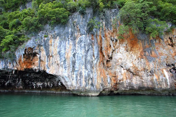 Landschaften und Kalkstein im Phang Nga Nationalpark in Thailand — Stockfoto