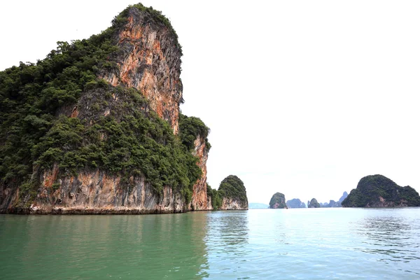 Krajobrazy i kamienia wapiennego w phang nga national park w Tajlandii — Zdjęcie stockowe