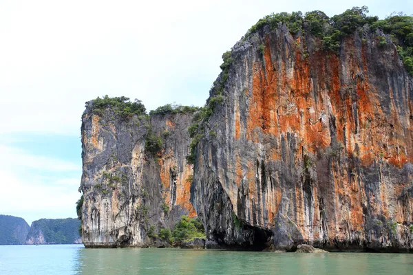 Landschappen en kalk steen in phang nga nationaal park in thailand — Stockfoto