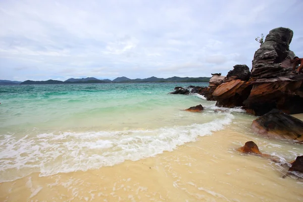 Hermosa playa en la isla de Koh Kai Nai en el mar de Andamán, Phuket, S —  Fotos de Stock