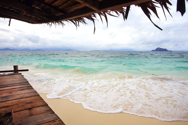 Hermosa playa en la isla de Koh Kai Nai en el mar de Andamán, Phuket, S —  Fotos de Stock