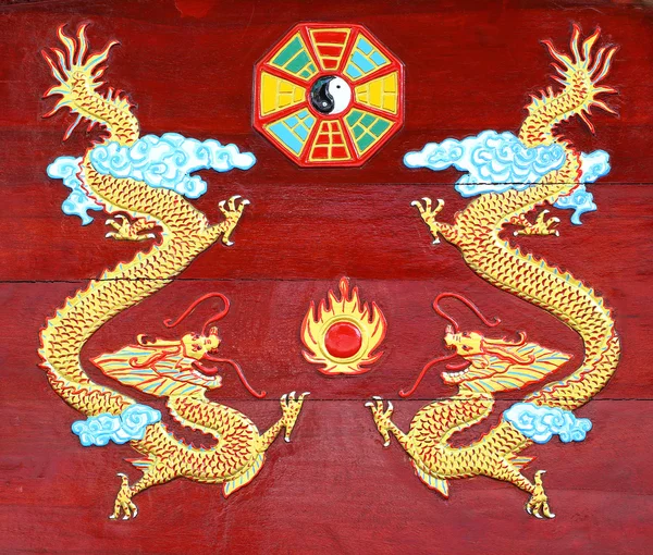 Fondo de madera tallada Golden Dragon —  Fotos de Stock