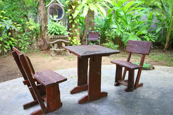 Odkryty krzesło w ogrodzie — Zdjęcie stockowe