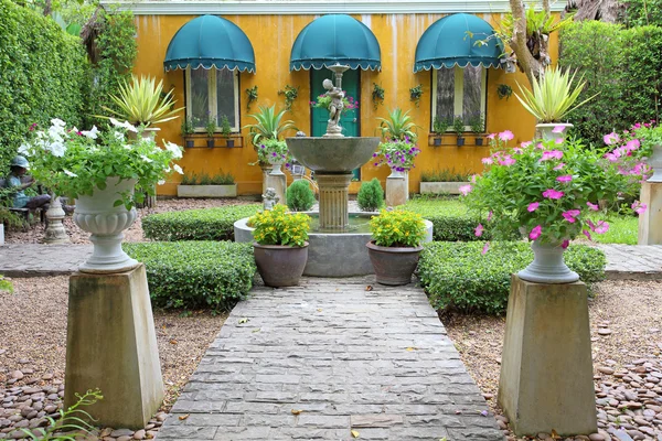 Traditionelles britisches Ferienhaus mit Garten im botanischen Park — Stockfoto