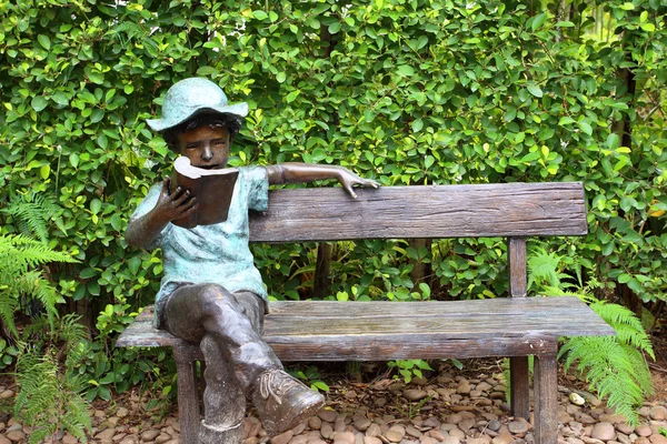 Pojke skulptur i trädgården — Stockfoto