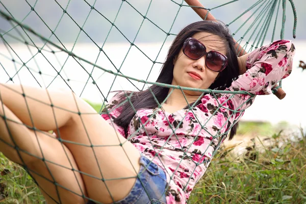 Mooie vrouw op hangmat op het strand in thailand. — Stockfoto