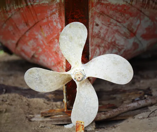 Hélice de navio enferrujado em um velho barco de pescador — Fotografia de Stock