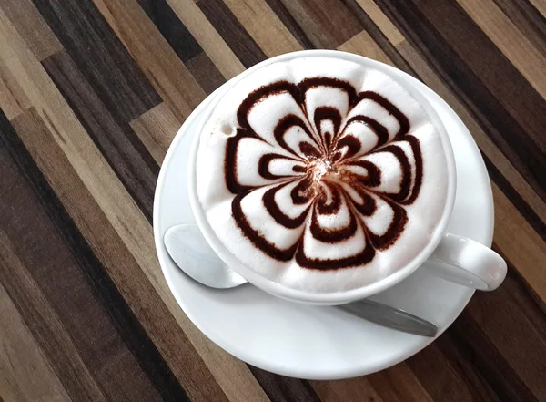 Tasse Kaffee Latte auf einem Holztisch — Stockfoto