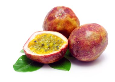 Beyaz arka planda tutku meyvesi