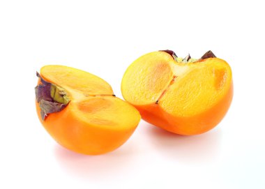 beyaz arkaplanda olgun hurmalar