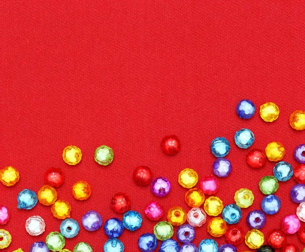Abstrakte bunte Perlen auf rotem Hintergrund — Stockfoto