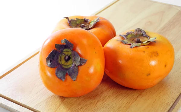 Persimmon mûr frais sur un bois — Photo