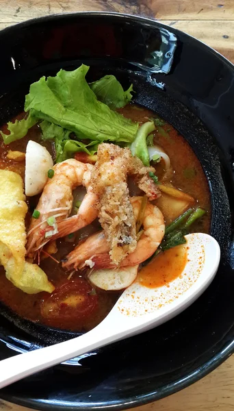 Thajské jídlo, nudle v polévce kyselé a pikantní krevety (tomyum kung) — Stock fotografie