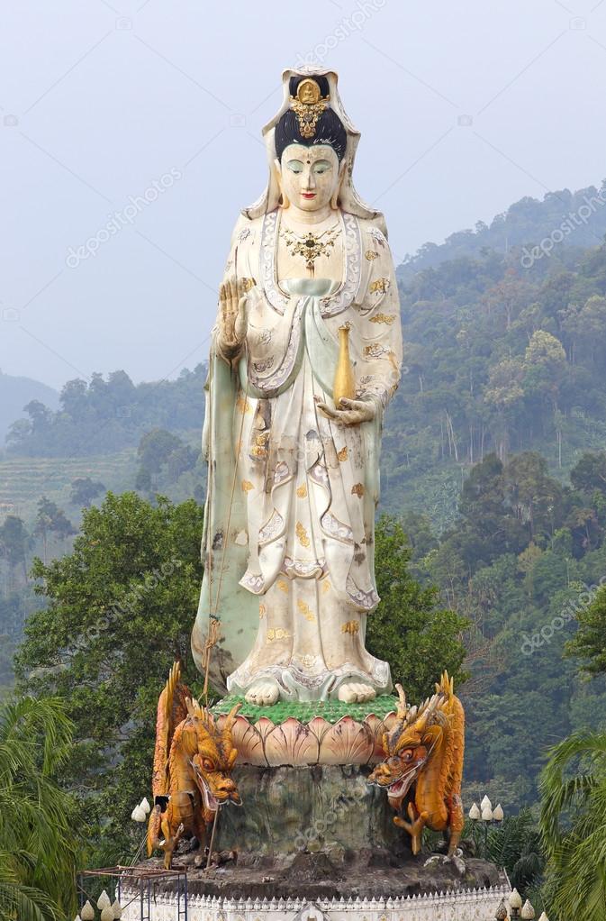 Kuan yin statue — Stock Photo © bennyartist 37621315