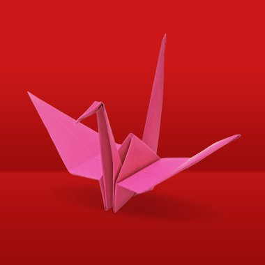 Origami turna kırmızı zemin üzerine