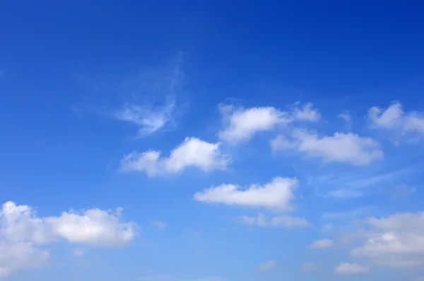 Nuvole nel cielo blu — Foto Stock