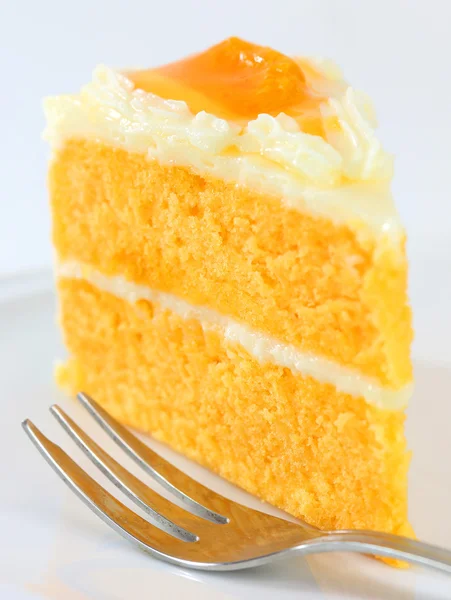 白い皿にオレンジ ケーキ — ストック写真