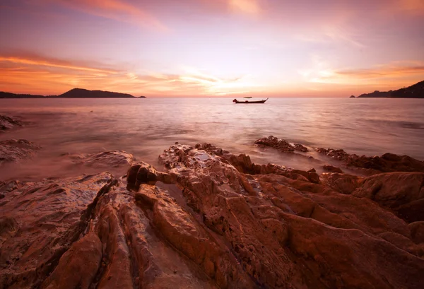 Samotnie łodzią w Morze zmierzchu phuket Tajlandia — Zdjęcie stockowe