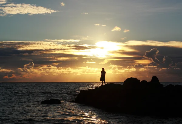 Tramonto sul mare donna pesca — Foto Stock