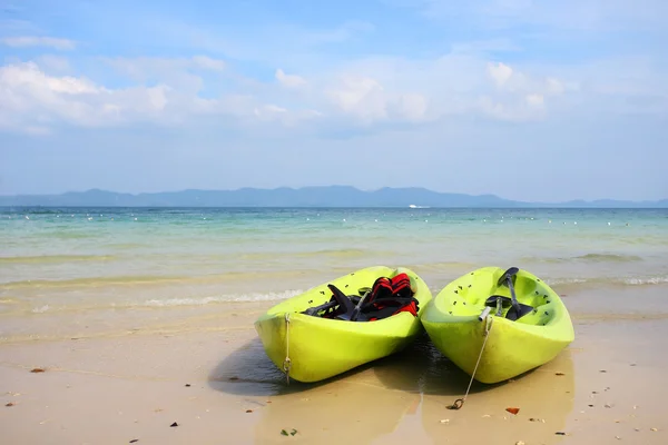 Jízda na kajaku na pláži naka ostrov phuket Thajsko — Stock fotografie