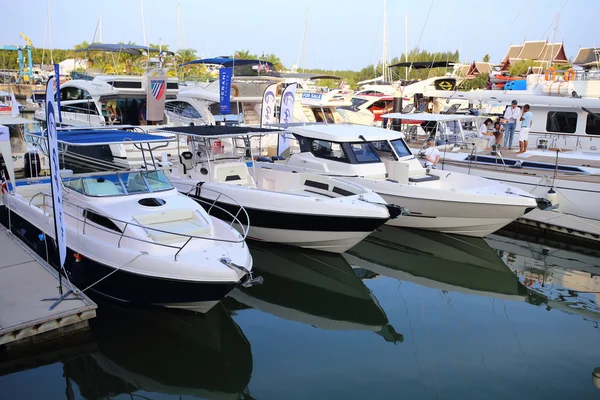 PHUKET, TAILANDIA - 9 DE ENERO: Yacts during Asia favorite Boat Show on enero 9, 2014 at The Royal Phuket Marina Phuket, Thailand — Foto de Stock