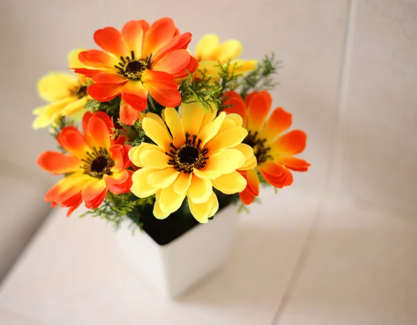 Kunstbloemen op wastafel in een badkamer — Stockfoto
