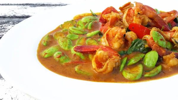 Gambas en curry picante con sator en plato blanco — Foto de Stock