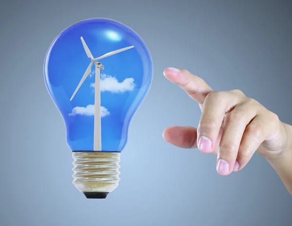 Hand pekar glödlampa med wind turbine eco koncept — Stockfoto