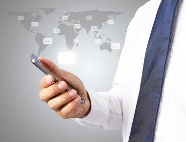 adam akıllı telefon ile gri arka plan üzerinde e-posta kutsal kişilerin resmi