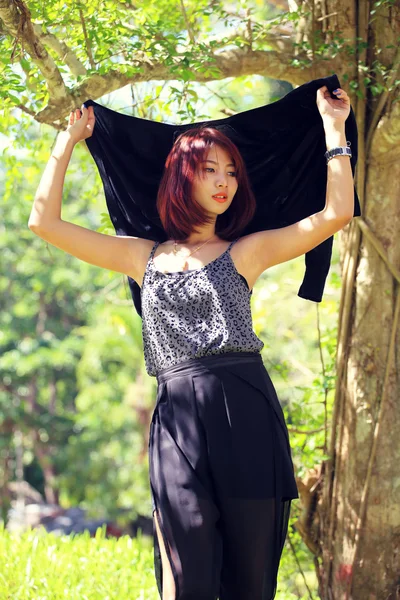 Retrato de hermosa joven asiática mujer en el parque — Foto de Stock