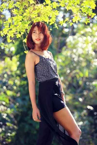 Retrato de bela jovem asiática mulher no parque — Fotografia de Stock