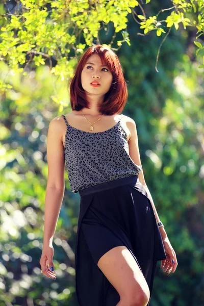 Retrato de bela jovem asiática mulher no parque — Fotografia de Stock