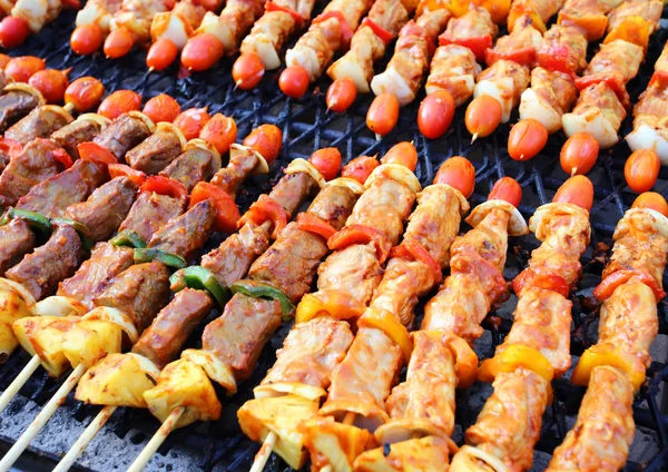 Carne grelhada e frango e vegetais coloridos — Fotografia de Stock