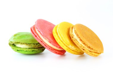 Beyaz arkaplanda renkli badem kurabiyeleri 