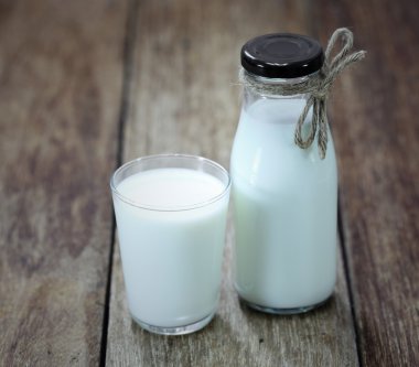 taze süt ve ahşap masa üzerinde cam şişe