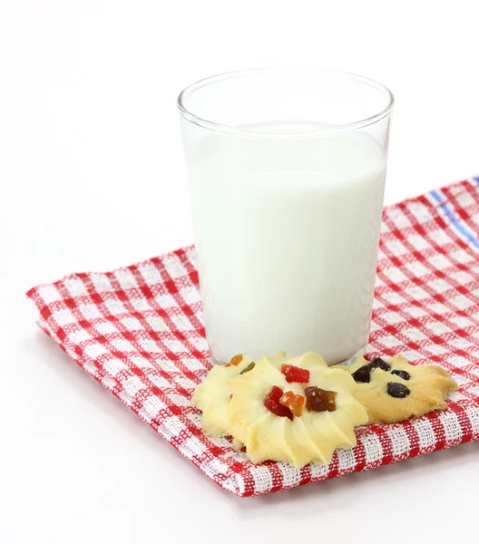 Leite com biscoitos. Isolado sobre fundo branco — Fotografia de Stock