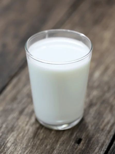 Ποτήρι γάλα σε ξύλινο τραπέζι — Φωτογραφία Αρχείου