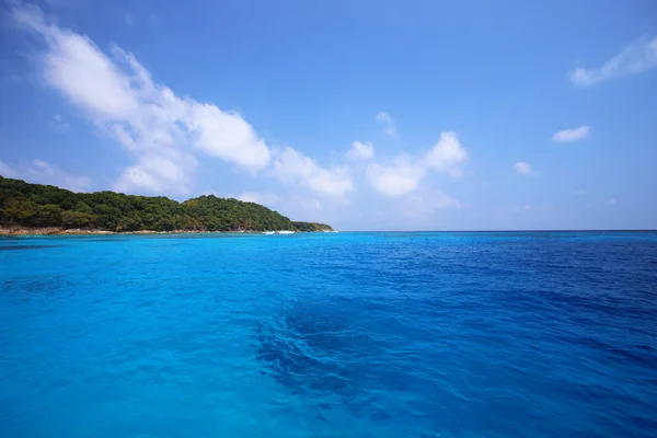 Tropische kristalheldere zee, tachai eiland, andaman, thailand — Stockfoto