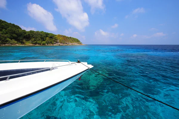 Tropiska kristallklart hav, tachai island, andaman, thailand — Stockfoto