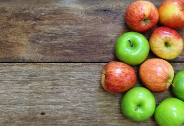 ahşap arka plan üzerinde kırmızı ve yeşil elma meyve