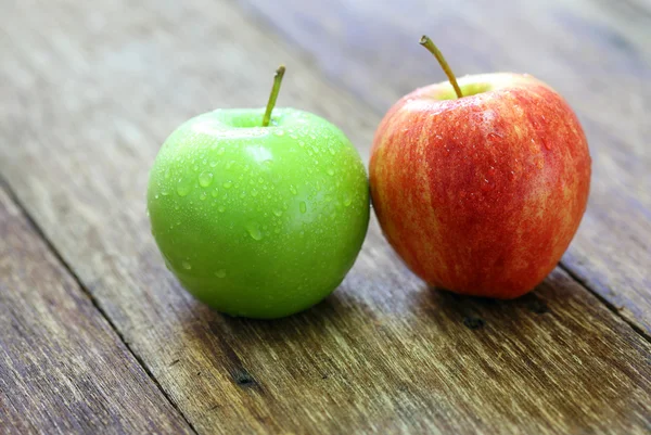 Rote und grüne Apfelfrüchte auf Holz-Hintergrund — Stockfoto