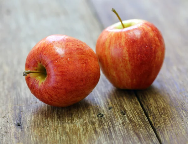 Buah apel merah di latar belakang kayu — Stok Foto