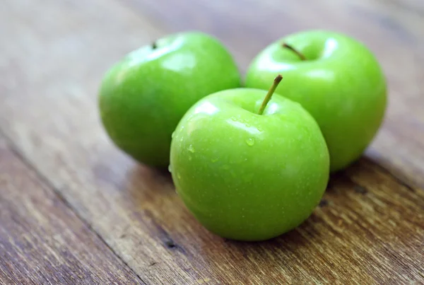 Πράσινο μήλο φρούτων, σε φόντο ξύλου — Φωτογραφία Αρχείου
