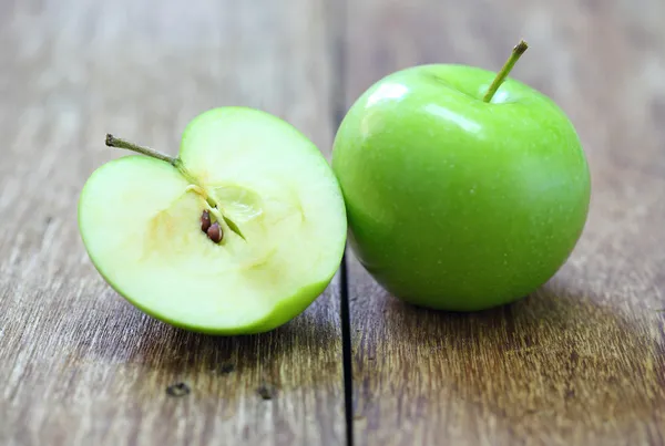 Mela verde frutta su fondo legno — Foto Stock