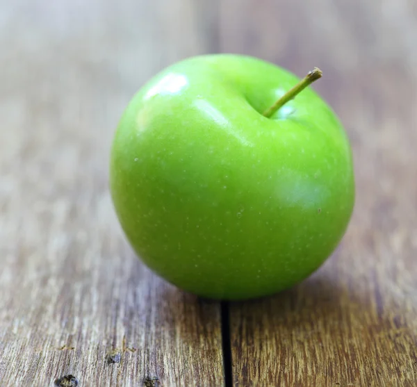 Buah apel hijau pada latar belakang kayu — Stok Foto