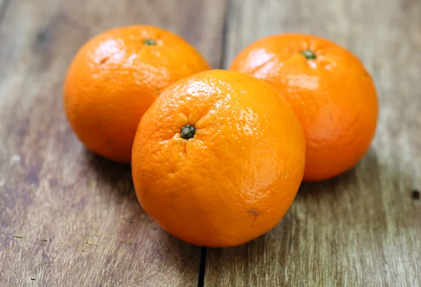 Mandarine, Mandarine Honig Orange auf Holztisch — Stockfoto