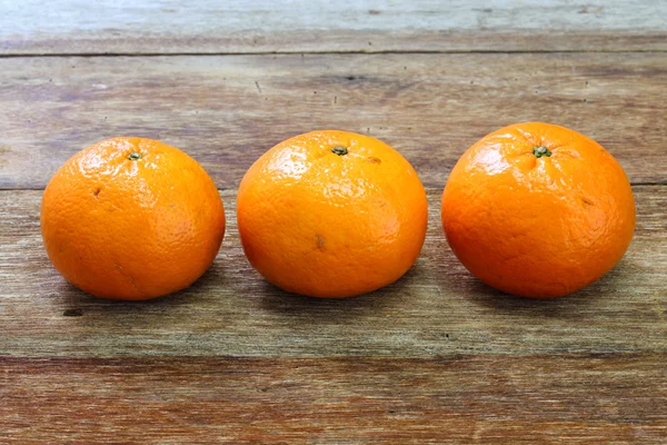 Tangerine, Mandarijn honing oranje op houten tafel — Stockfoto
