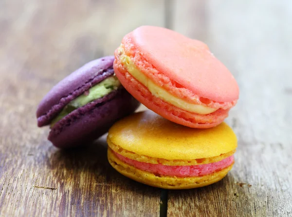 Coloridos macarrones franceses apilados en la mesa de madera . — Foto de Stock