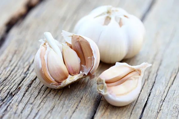 Ajo orgánico sobre fondo de madera — Foto de Stock